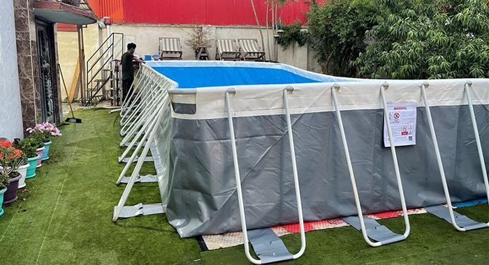 استخر پیش ساخته با ارتفاع زیاد